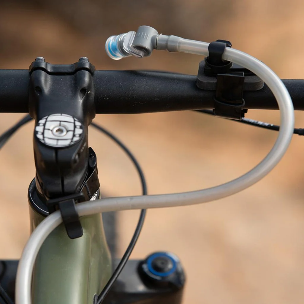 Fixation pour tuyau d'hydratation Revelate Designs Barnacle sur guidon – Image 4