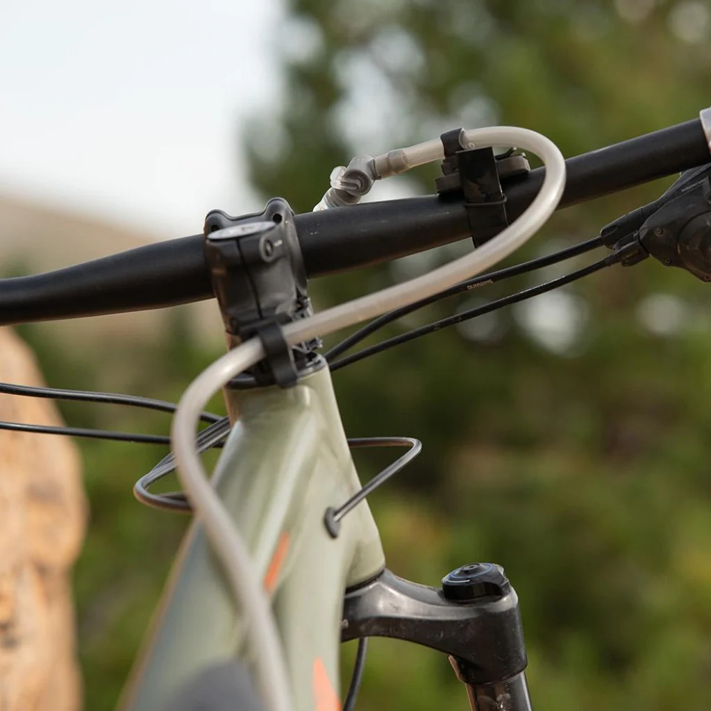 Fixation pour tuyau d'hydratation Revelate Designs Barnacle sur guidon – Image 5
