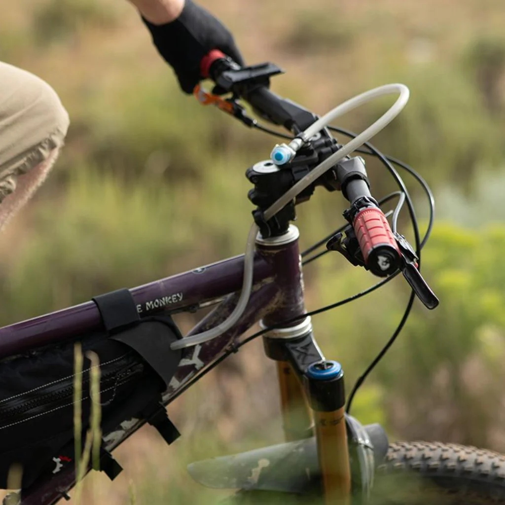 Fixation pour tuyau d'hydratation Revelate Designs Barnacle sur guidon – Image 6